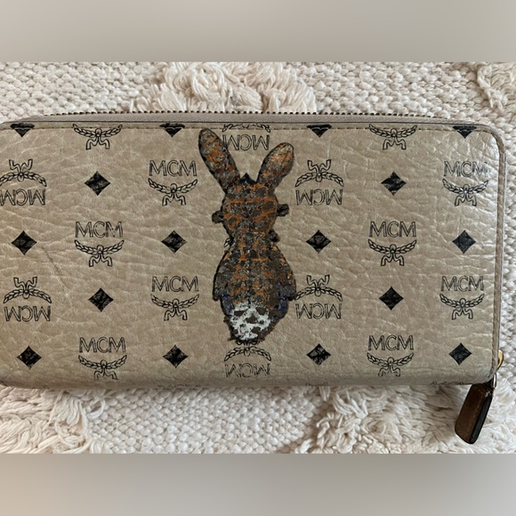 MCM Visetos Rabbit Zip Around Long Wallet Pink Interior EUC Canvas HOST PICK 🐰 - Picture 4 of 12